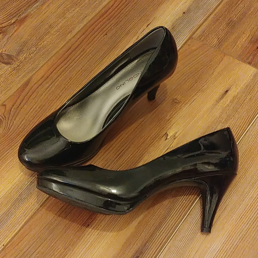 Bandolino black patent leather pumps